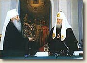The Metropolitan Vladimir donatino an icon of Our Lady to the Patriarch Alexius after the signing of the act assignating the Alexander Nevsky Lavra to the Eparchy.